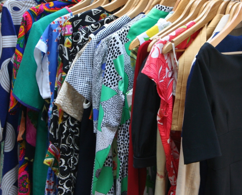 ecommerce-SIX FOURS LES PLAGES-min_dresses_apparel_clothing_clothes_clothes_hangers_wooden_hangers_retail_shop_closet-1149845